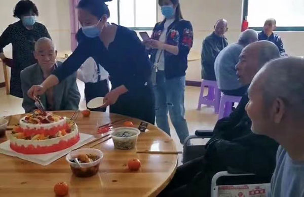 養(yǎng)老院為老人慶生